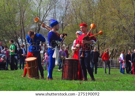 MOSCOW - MAY 02, 2015: Musicians dressed in vintage clothes play in Kolomenskoye park in Moscow.