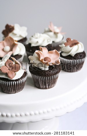 Elegant floral wedding cupcakes