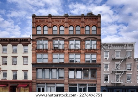 Foto Bild Fassade aus Backsteinbau und blühenden Bäumen