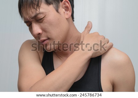 Men shoulder pain from exercise.
