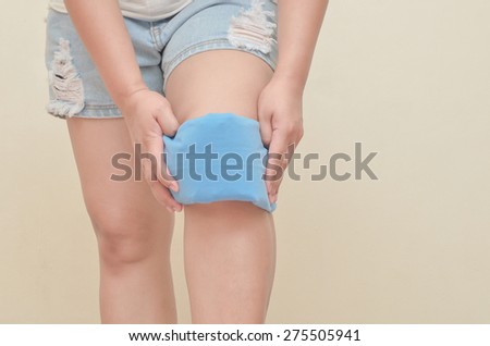 Lady Use cold-hot pack to relieve knee pain.