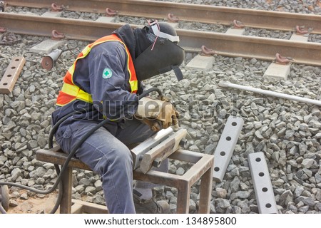 Workers repair the railway tracks with Sandblasted.