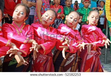 Manila, Philippines –April 24: Street Performer Showcase Filipino ...