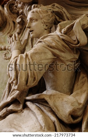 praying women sculpture