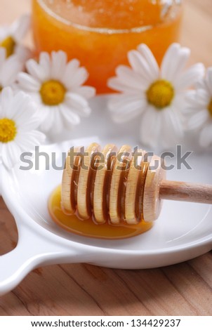 organic raw honey and daisies