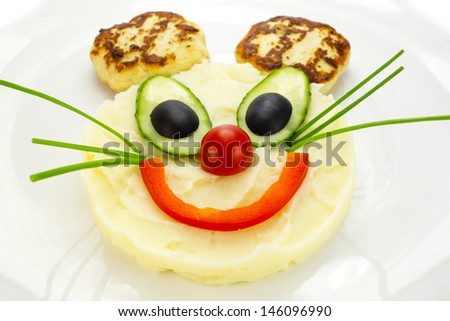 mashed potatoes and cakes in the shape of a mouse