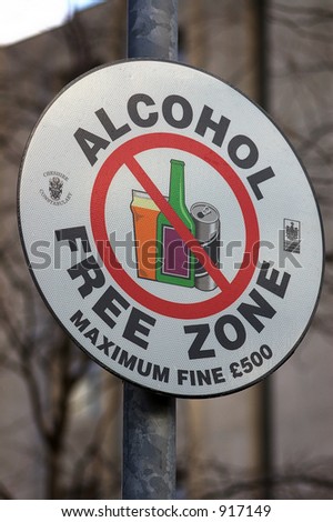 A street sign warning that the area is a no alcohol zone to prevent drunken behaviour.