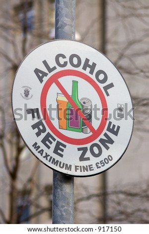 A street sign warning that the area is a no alcohol zone to prevent drunken behaviour.