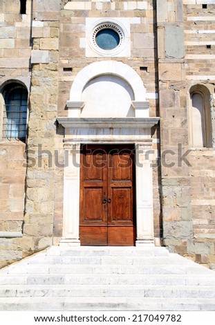 LUCCA, ITLY - APRIL 24, 2014: The access door to the San Frediano church in Lucca, Italy.