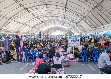 BANGKOK,THAILAND-DECEMBER2 : The big group of protesters rest in big tent and wait for the leader to lead them  on Ratchadumnoen road in Bangkok on December 2,2013 in Bangkok,Thailand
