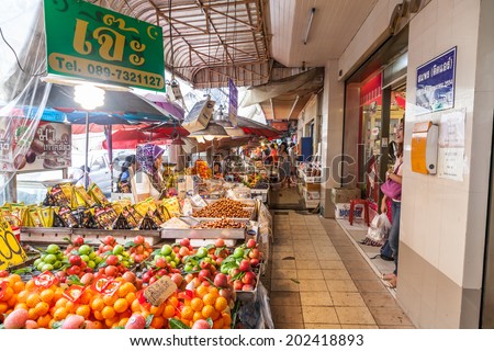 SONKHLA,THAILAND-JUNE 21 : Plenty of fruit was sale in Kimyong street market where is the popular for Thai and Malaysian tourist always visit in Hadyai on June 21,2013 in Sonkhla,Thailand