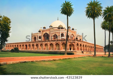 Garden view of Humayun\'s Tomb during the suny day in Delhi, India