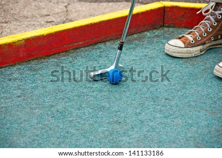 Putting at a mini golf leisure facility