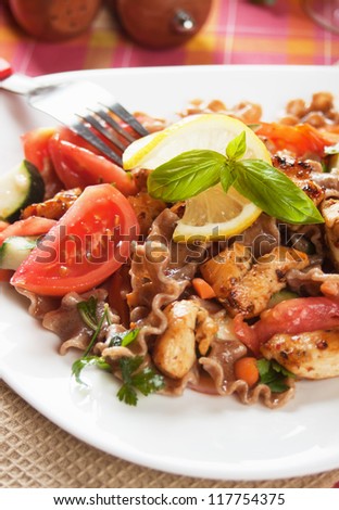 Wholegrain pasta salad with grilled chicken and vegetables