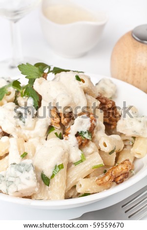 Pasta with blue cheese, sauce and walnuts