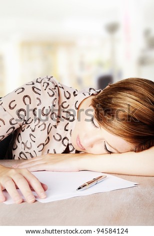 woman asleep at her desk in work time