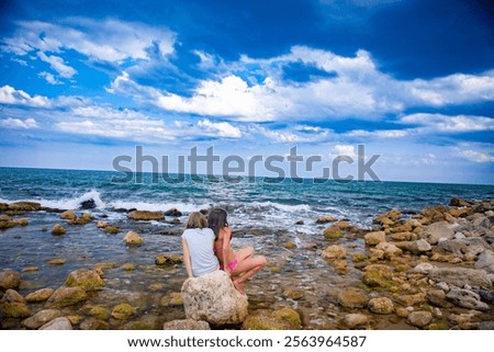 Foto Bild Felsige Küste unter blauem Himmel