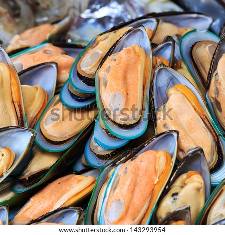 Green mussels on the market.