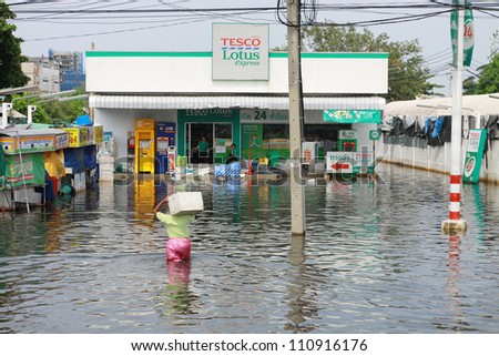 BANGKOK, THAILAND - NOVEMBER 12 : Thai flood hits Central of Thailand, higher water levels expected, during the worst flooding in decades on November 12,2011 Bangkok, Thailand.