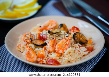 Thai dish of stir fried rice noodles with prawns and mussels