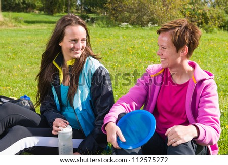 Women keeps pause during the disc golf game