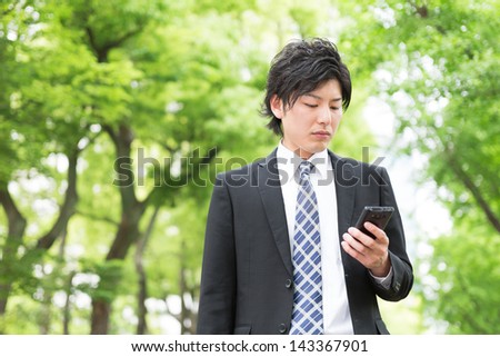 Young businessman to see a smart phone