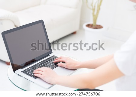Hand of a woman that uses the laptop