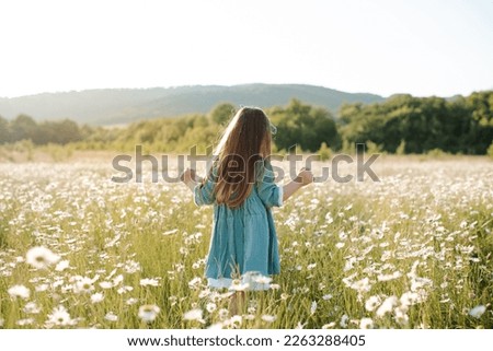 Similar – Foto Bild Nettes Mädchen Kommissionierung Frühling wilden Gänseblümchen