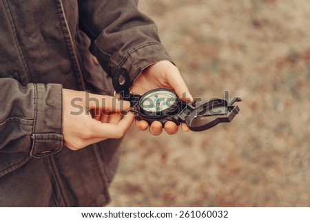 Similar – Foto Bild Nicht erkennbarer Wanderer, der mit Karte und Kompass in der Landschaft navigiert