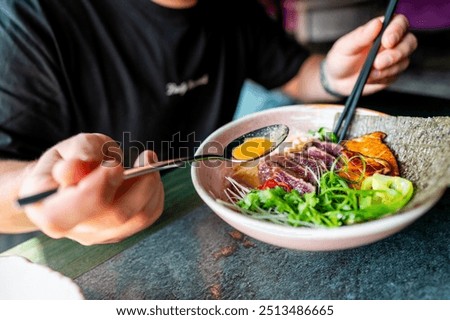 Similar – Foto Bild Japans Poke Bowl mit Meeresfrüchten und Salat und vegane Schale mit Gemüse und Kichererbsen in nachhaltigen Lebensmittelbehälter auf grauem Hintergrund. Umweltfreundliche Lieferung von Lebensmitteln mit plastikfreiem Besteck. Ansicht von oben.