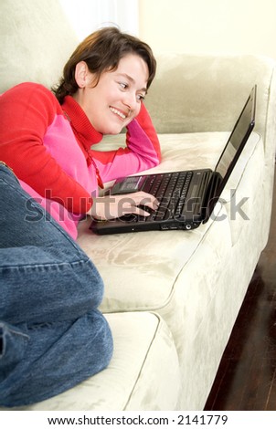 woman relaxing on the couch with laptop