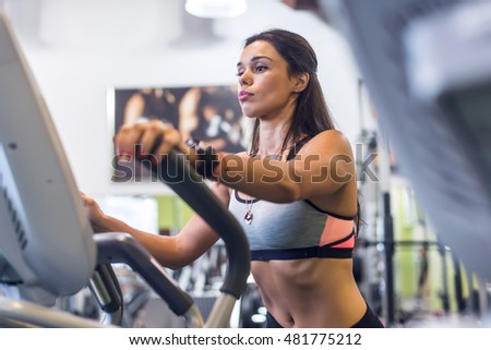 Similar – Foto Bild Frau Übung Elliptical Cardio laufen Training im Fitnessstudio