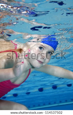 Underwater picture of a young girl in the swimming-pool.