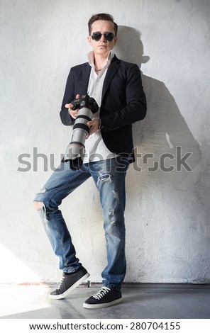 Photographer with a camera and a telephoto lens