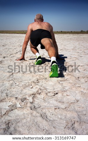 The athlete at the start to run in the desert