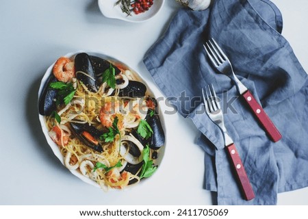 Similar – Foto Bild leckere Gourmet-Pasta mit pikanten Meeresfrüchten, Garnelen, Tintenfisch und Muscheln, gekocht mit rosa Pfeffer und Thymian