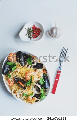 Similar – Foto Bild leckere Gourmet-Pasta mit pikanten Meeresfrüchten, Garnelen, Tintenfisch und Muscheln, gekocht mit rosa Pfeffer und Thymian