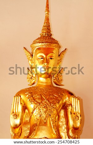 BANGKOK-THAILAND-JANUARY 1 : Golden Buddha Statue leela standing posture in wat pho temple on January 1, 2015 Bangkok, Thailand