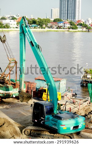 NONTHABURI-THAILAND-SEPTEMBER 20 : Construction crane for Bridge construction under of new railway project on September 20, 2014 Nonthaburi Province, Thailand.