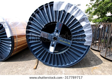 BANGKOK-THAILAND-NOVEMBER 11 : Old wooden wheel of electrical cable in warehouse before shipment on November 11, 2015 Bangkok, Thailand
