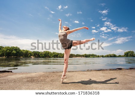 portrait of  ballet dancer outdoor, ballerina dancing outdoor