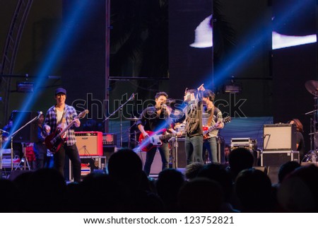 HUA HIN, THAILAND - DECEMBER 31 : Lead singer of Musketeers rock band performs live concert during Hua Hin Music Countdown 2013 on  December 31, 2012 in Hua Hin, Prachuapkhirikhan, Thailand