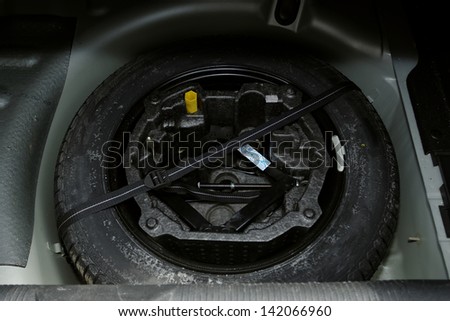 car lifter set for tire changing in the back of car