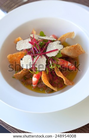 Mixed salad with shrimp, beet, truffle and chips