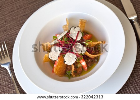 Mixed salad with shrimp, beet, truffle and chips