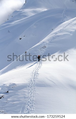 Snowboarder ascending for free ride