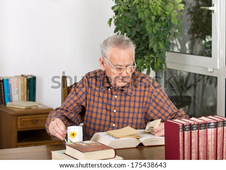 Senior man found newspaper clipping in old books