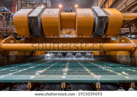 Vibrating screen, ore washing with liquid. The liquid is poured out in a fan-like stream from special nozzles. Foto d'archivio © 