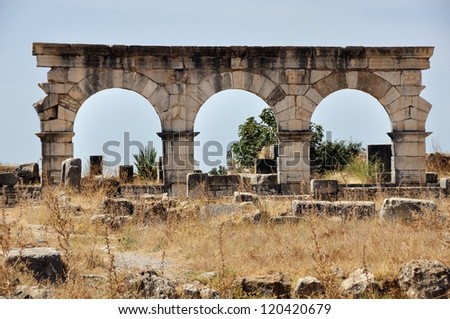 Volubilis is the best preserved Roman site in Morocco. It was declared a UNESCO World Heritage. Hercules Works House entrance archs