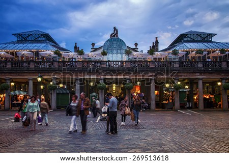 LONDON - AUGUST 30, 2014: Shoppers at the Covent Garden farmer market in the evening. It is a popular place with cafes, pubs, small shops and a craft market called the Apple Market